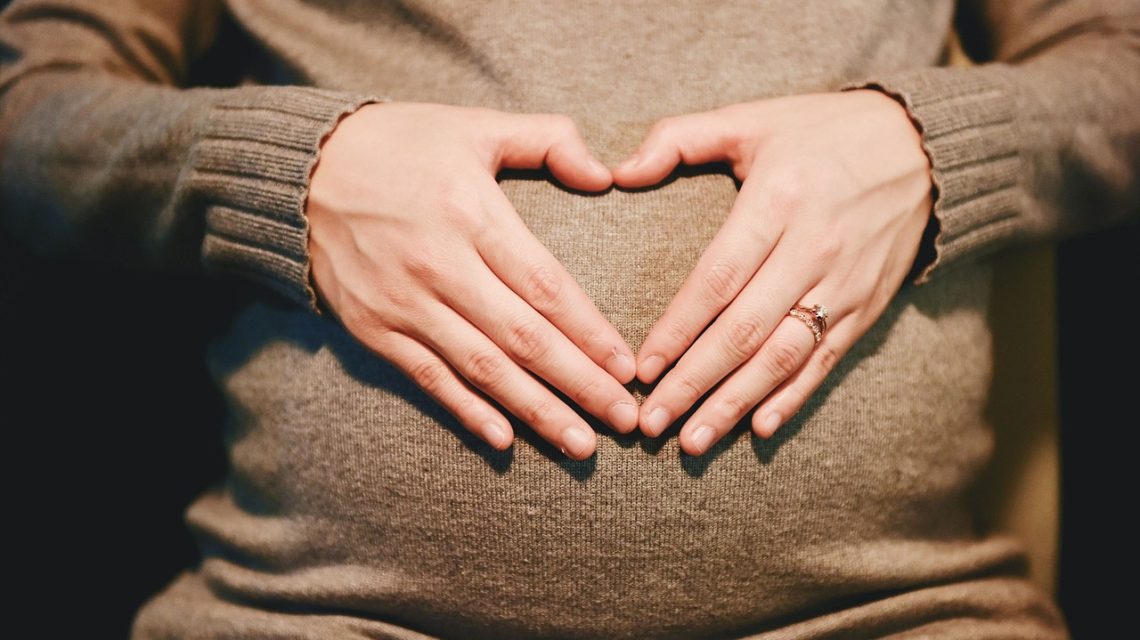 daca esti insarcinata iti arata la test de sarcina si sa ai ciclu peste sarcina